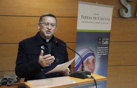 Monseñor Rebolledo entrega su exposición desde el estrado.