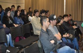 alumnos en charla sobre madre Teresa de Calcuta