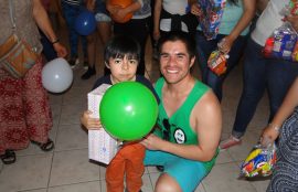 Niño recibe una pelota de parte de uno de los alumnos.