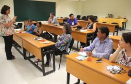 Siete docentes de formación e identidad observan a la directora del área durante la reunión.