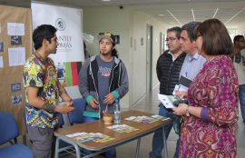 Dos alumnos dan a conocer detalles de abono orgánico a docentes.