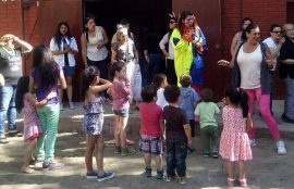 Niños y niñas disfrutando de la actividad animada por una docente de Técnico en Enfermería.