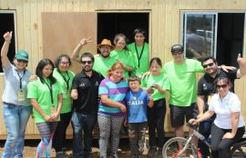 Familias beneficiadas y estudiantes voluntarios de Santo Tomás